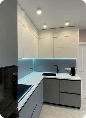 Белая кухня с золотом