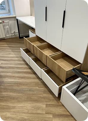 Белая детская с деревом